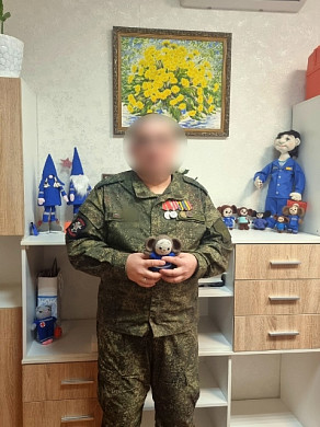 Сотрудники ивановской скорой подарили Чебурашку сынишке погибшего на СВО коллеги